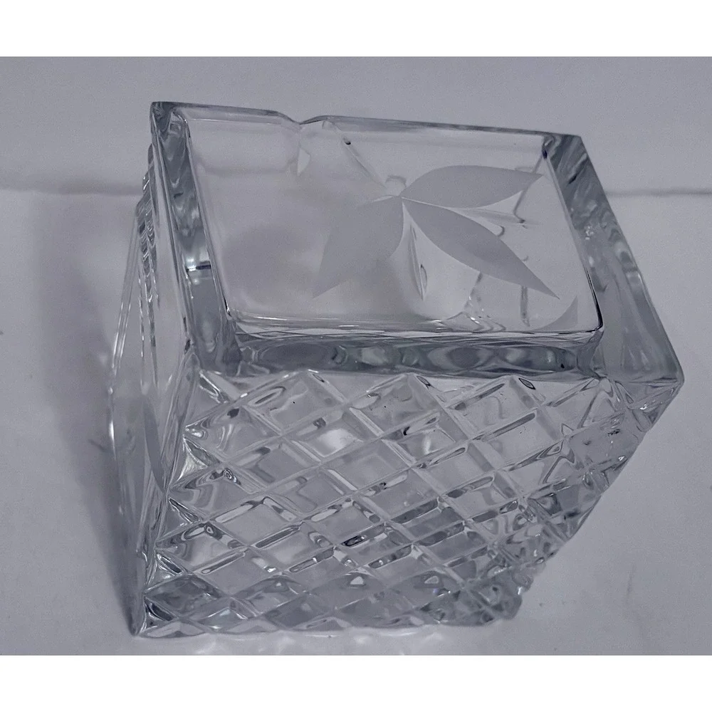 Mikasa Crystal Square 4x4x4 Trinket Box Crisscross‎ bottom Leaves